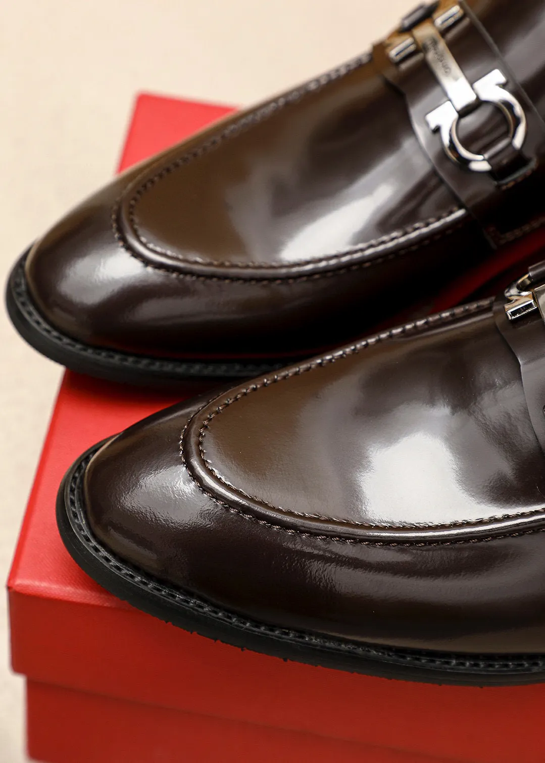 Men's shoes 💰460 💐 Product trademark: Ferragamo "Ferragamo" casual leather shoes Regular size: 39-44 (38.45.46🉑️Customized) Product materials: Selected imported open-edge beaded cowhide leather upper + classic hardware buckle, imported water-dyed cowhide leather lining. Strong three-dimensional visual effect, combined outsole Color: 2⃣️colors available